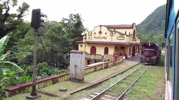 Chegando à estação de trem Marumbi, entre Curitiba e Morretes, na Serra do Mar paranaense (foto da internet)